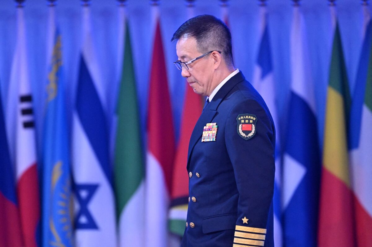 Chinese Defense Minister Urges Negotiation for Peace