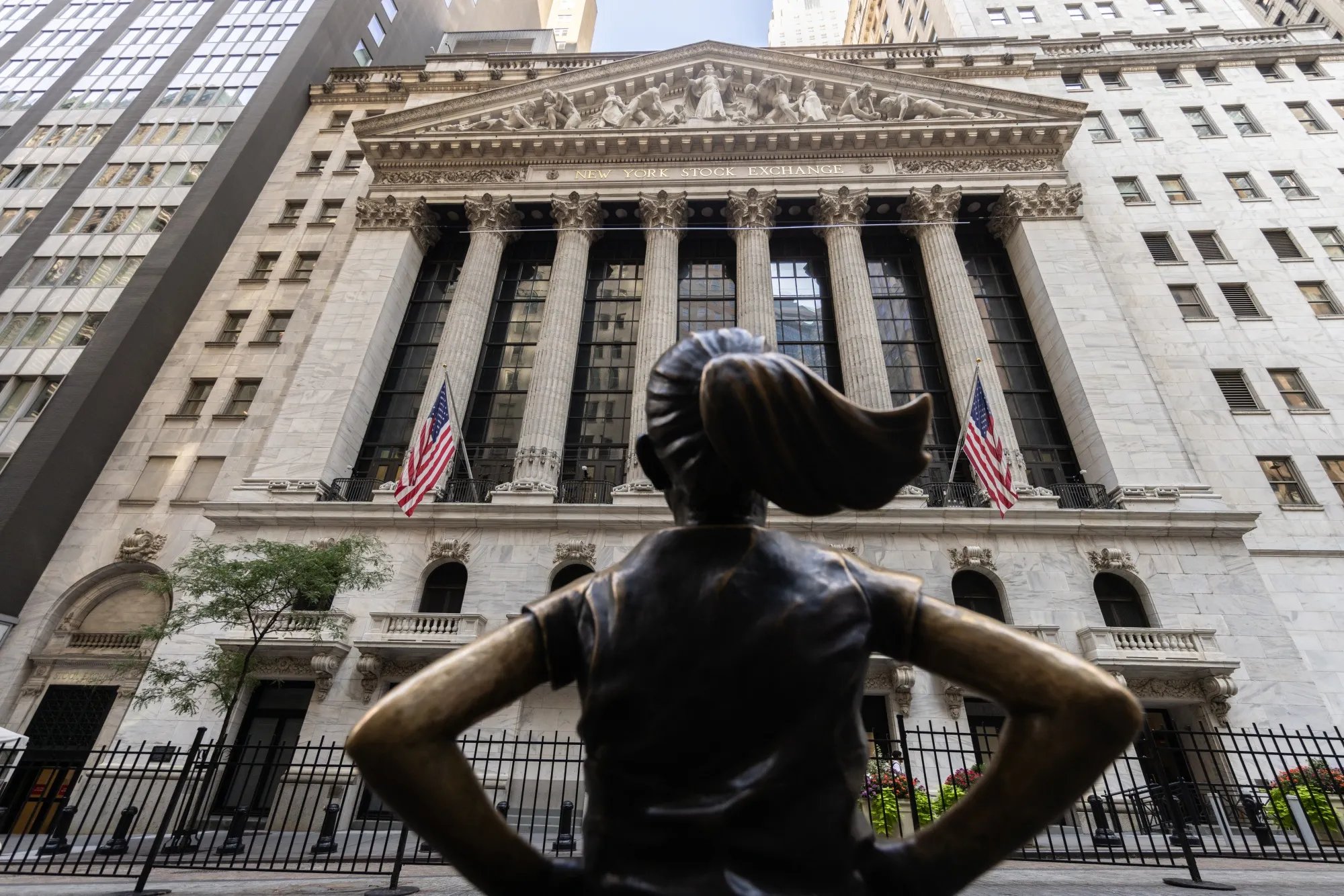 La estatua de la Niña sin Miedo frente a la Bolsa de Nueva York (NYSE) en Nueva York, Estados Unidos, el martes 27 de agosto de 2024.