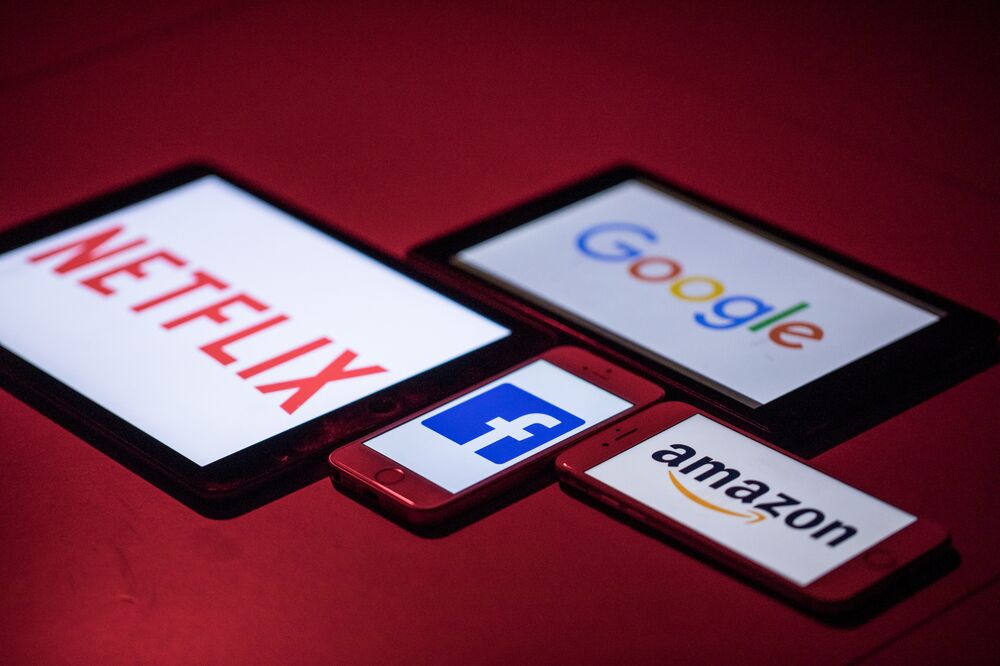 apple traps consumers in