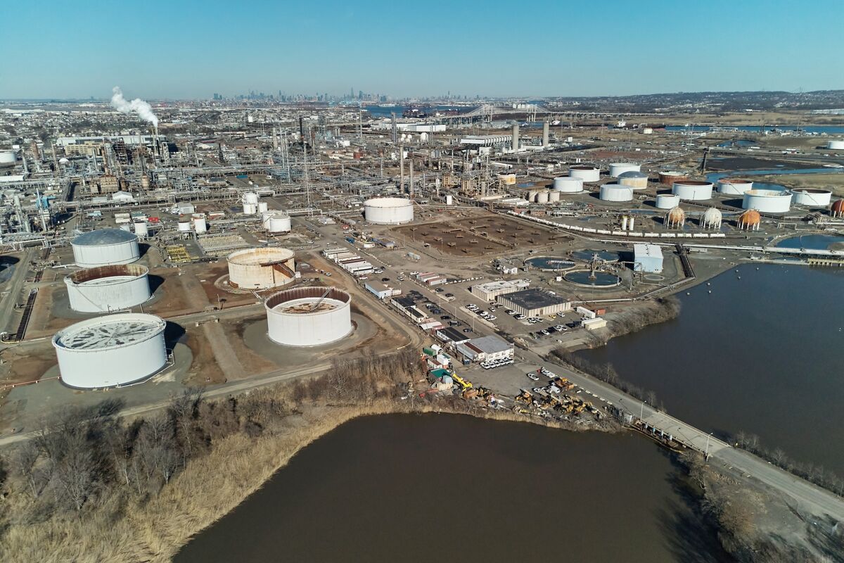 Oil Plunges After Trump Signals Iran War Is ‘Very Complete’ Kép