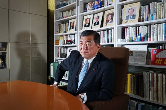 Abe’s Right-Hand Man Seeks to Succeed Him in Japan, Reports Say