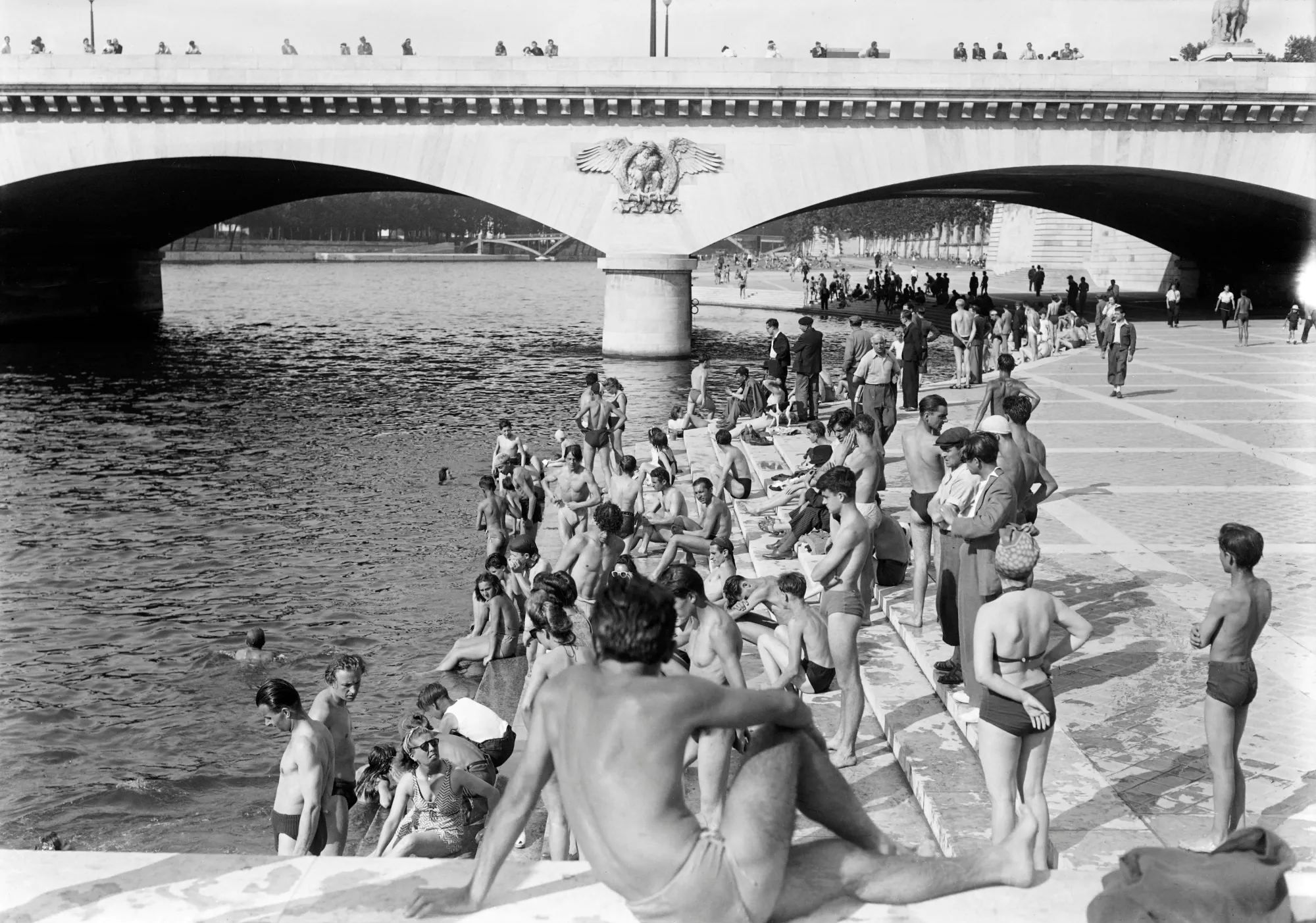 People bathe in the Seine river near the Pont d'Iéna, in June 1946 in Paris, during a heat wave.&nbsp;