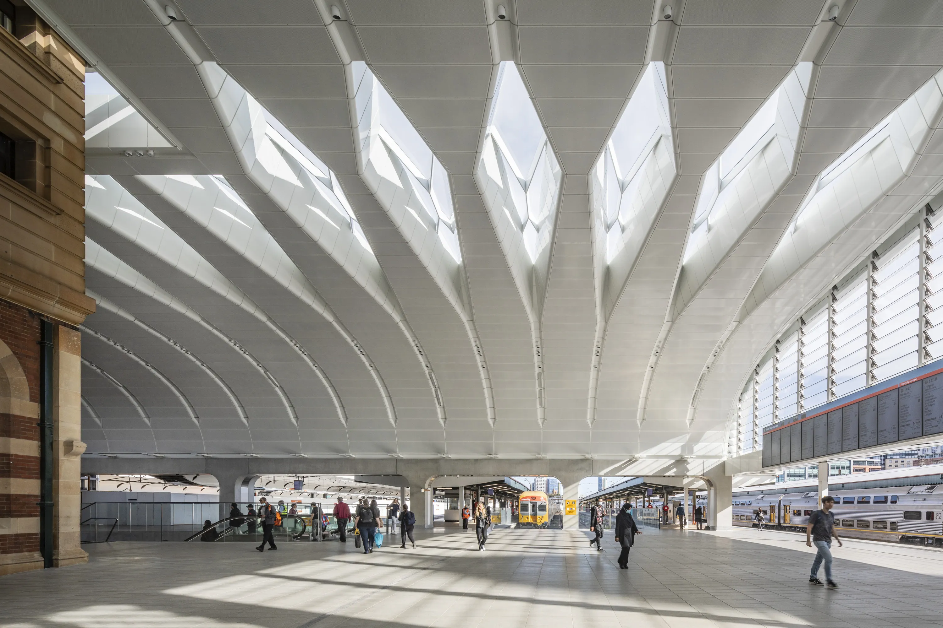 “Hockey sticks” that make up the vaulted ceiling let sunlight pour in.&nbsp;
