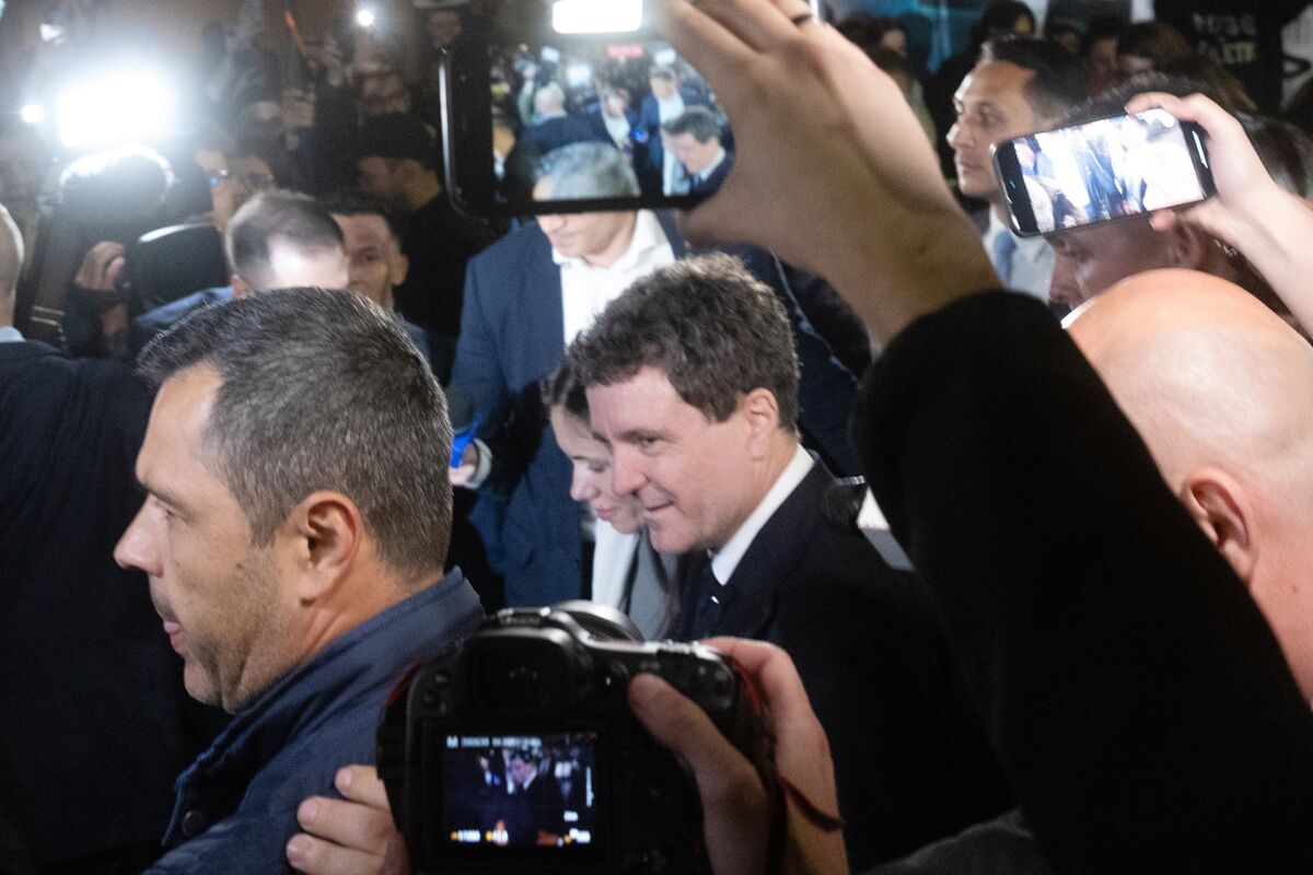 🟪"Colloqui per un Nuovo Governo in Romania: Impasse sul Deficit di Bilancio e Valuta in Calo"