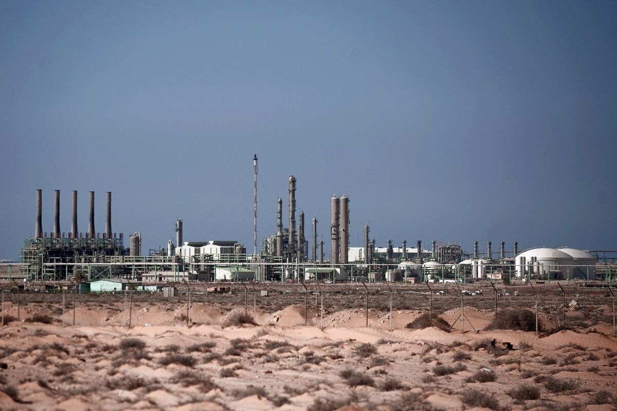 Libya Stops Oil Exports From Key Ports Amid Political Crisis - Bloomberg