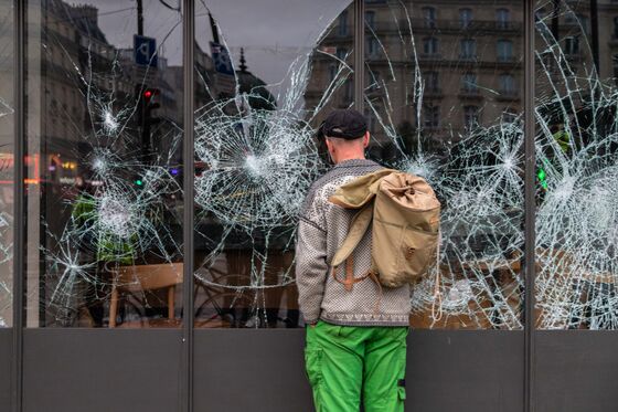 Yellow Vest Protests Put a Dent in French Economic Growth