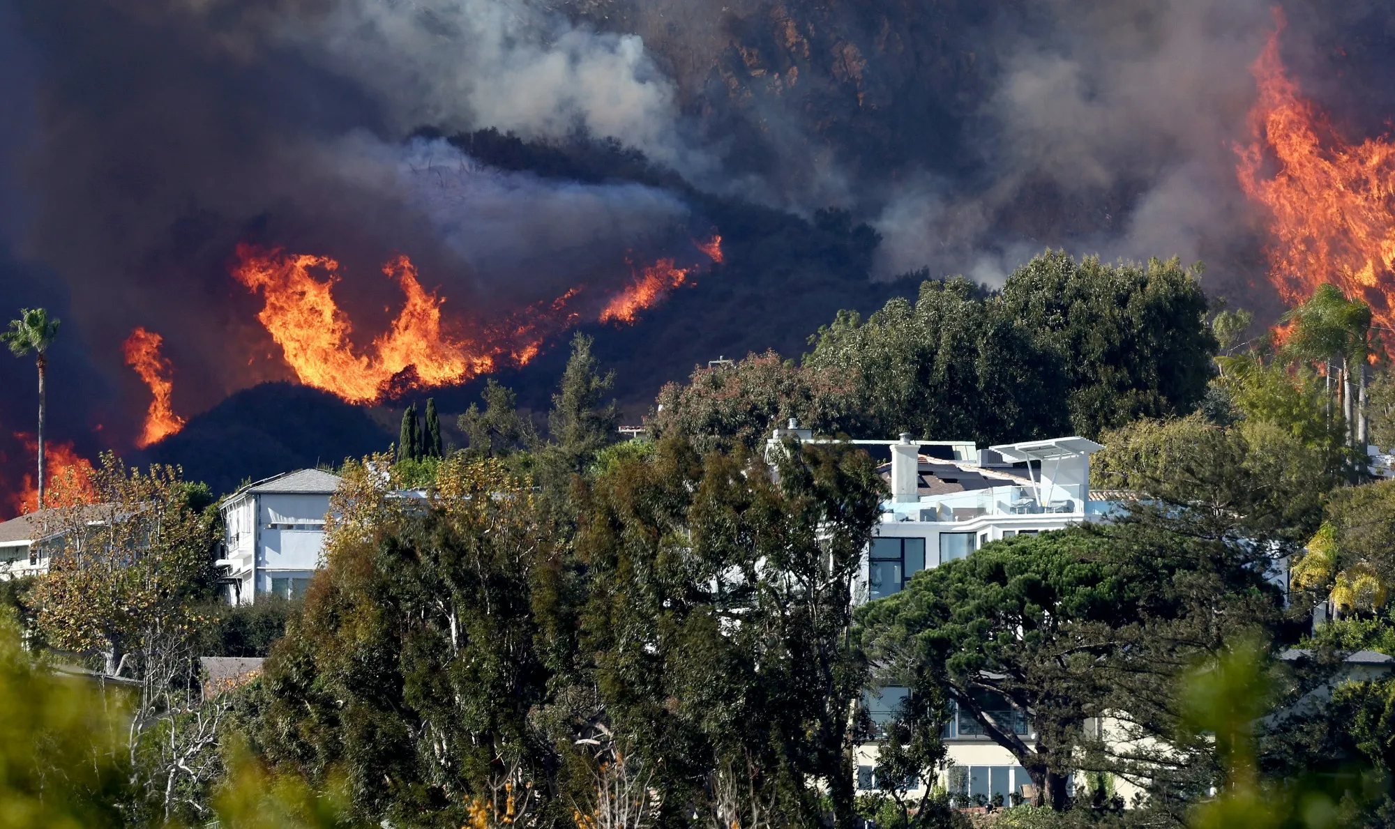 Los Angeles wildfires: Five k!lled as wildfire sweeps through California (photos)