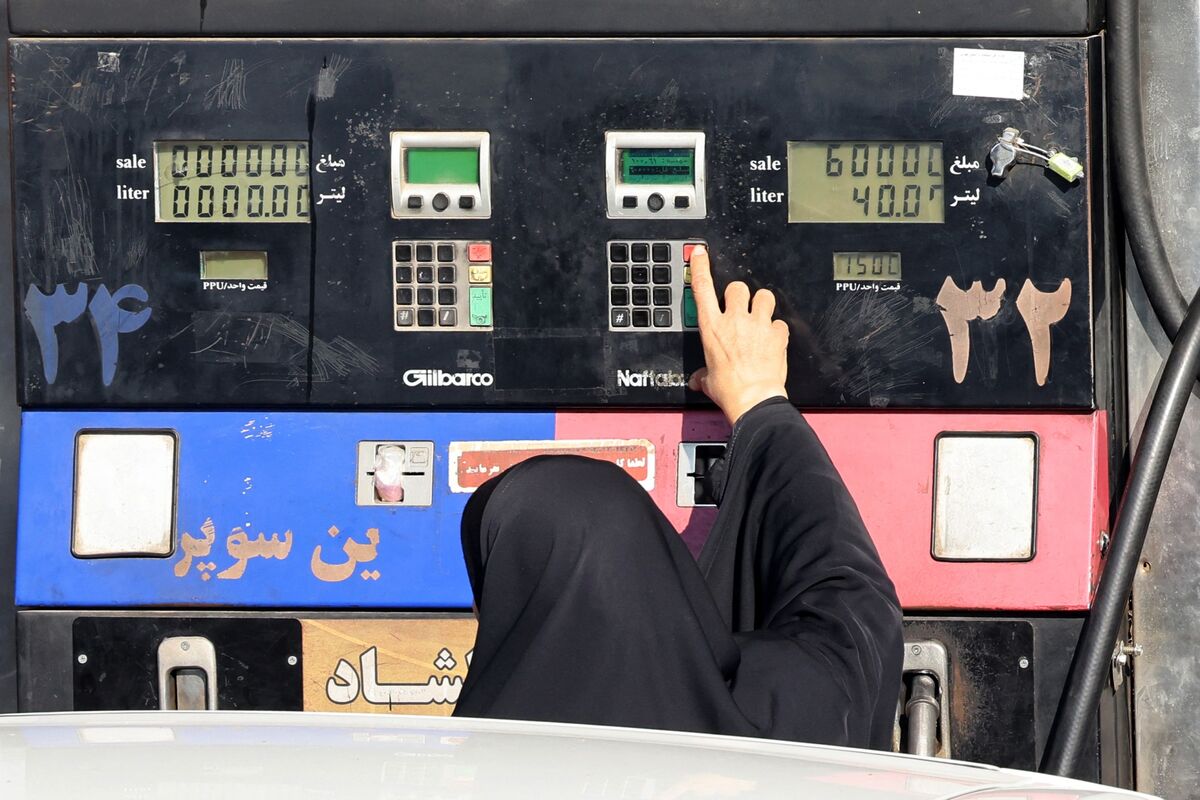 Iran Fuel Shortages Spark Lines at Pumps as US Pressure Bites