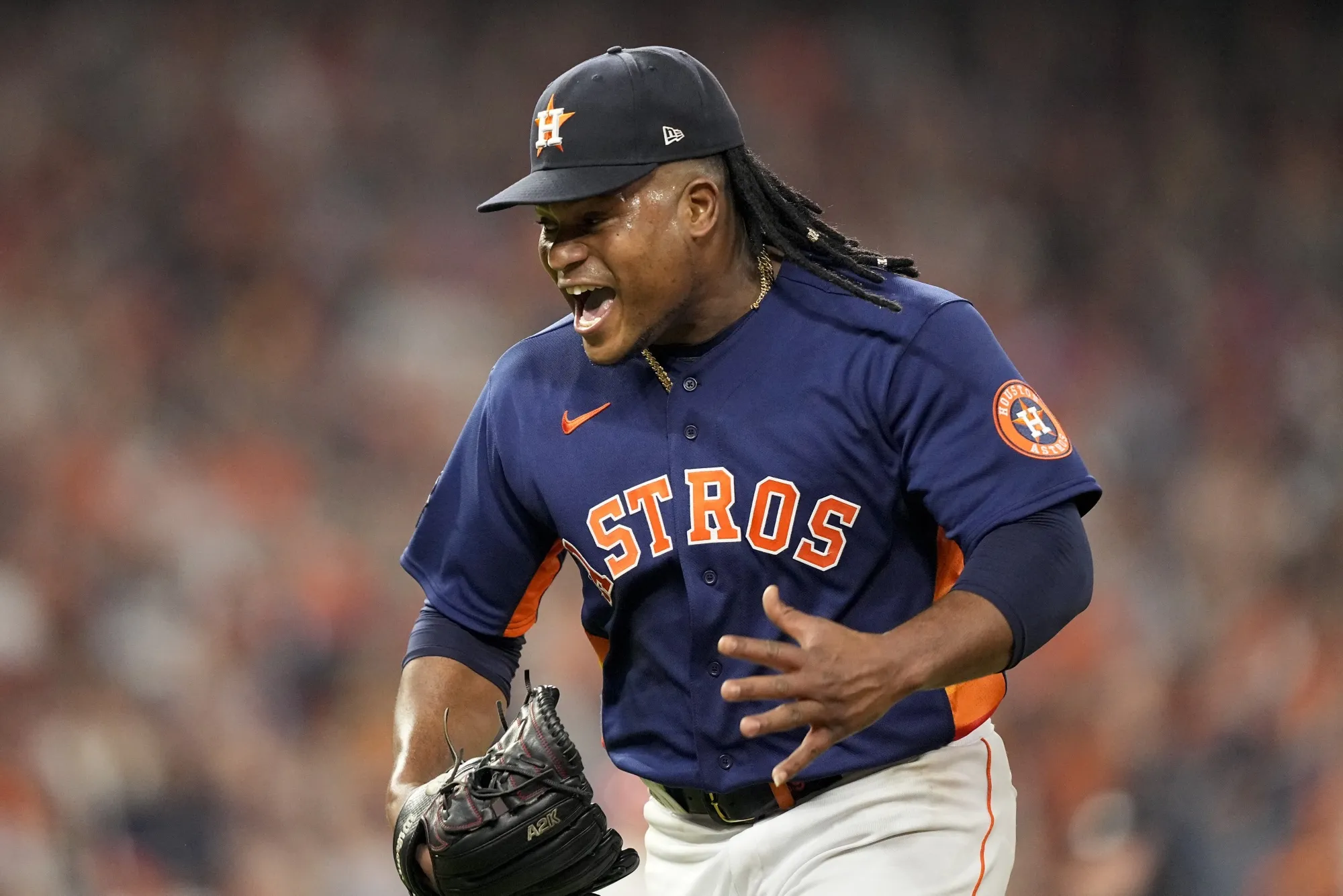 Astros Burst Ahead, Beat Phillies 5-2, Tie World Series 1-1 - Bloomberg