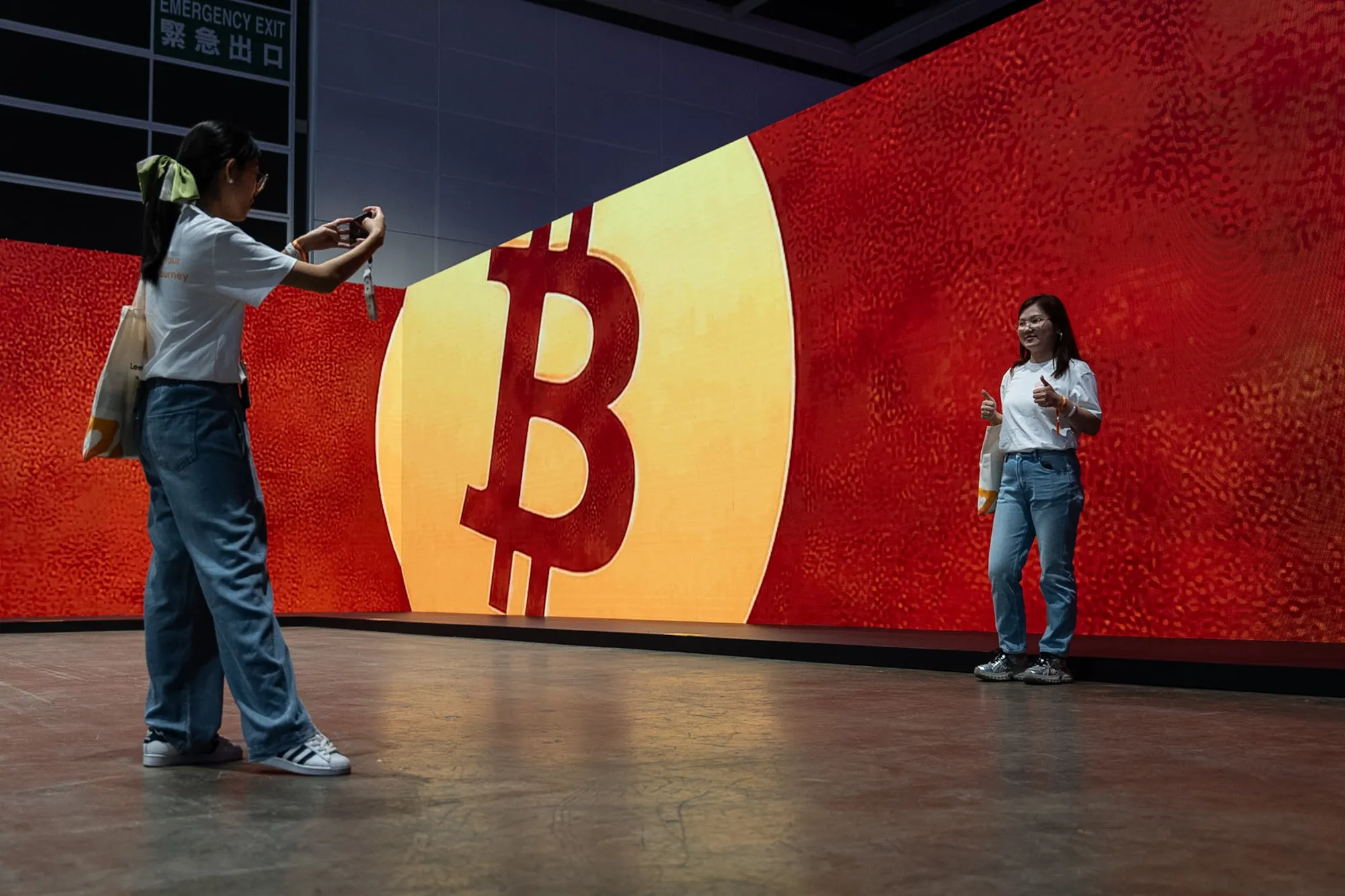 ビットコイン、時価総額93兆円消失－オプション市場は売り継続警戒 - Bloomberg