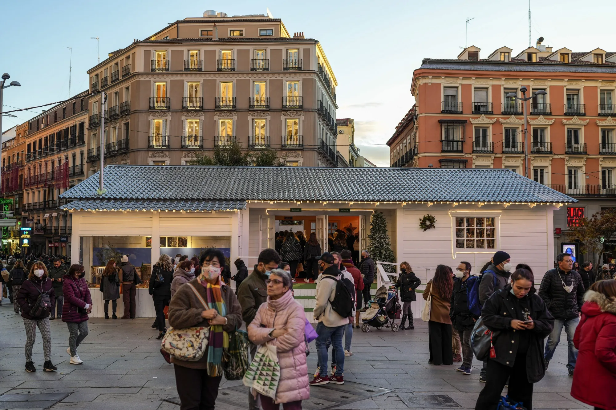 Shoppers visit a temporary Christmas gift kiosk in central Madrid, Spain, on&nbsp;Nov. 26, 2021.&nbsp;