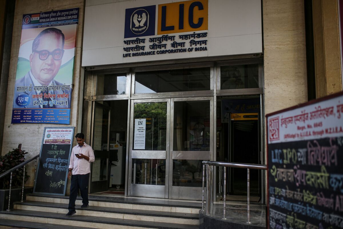 Insurer LIC Slumps in Debut After Record $2.7 Billion India IPO