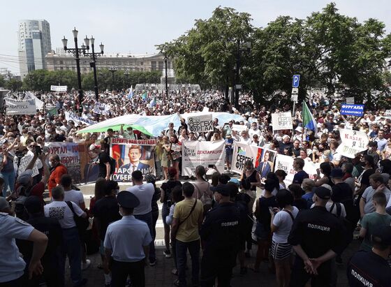 Russians Protest Governor’s Arrest as Crackdown Deepens