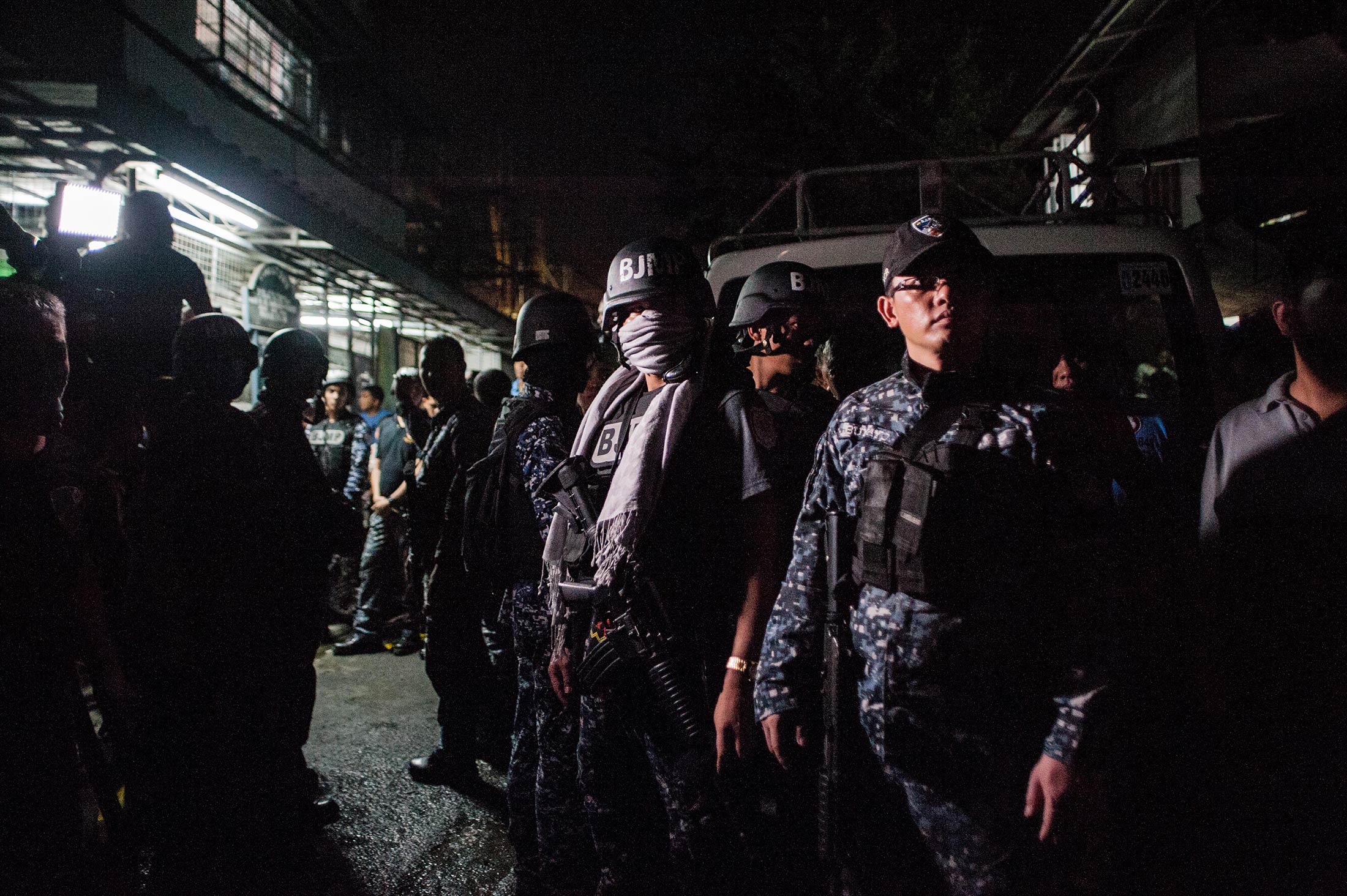 Jail guards armed with assault weapons guard outside a city jail where 10 prisoners with various drug charges were killed in an alleged grenade blast on August 12, 2016 in Manila, Philippines.
