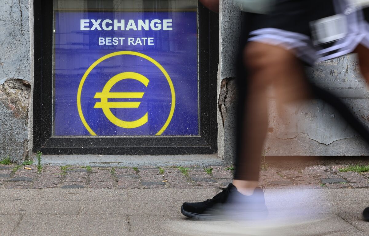 Euro Climbs to Highest Since 2023 Versus Sterling to Cap Rapid Rally