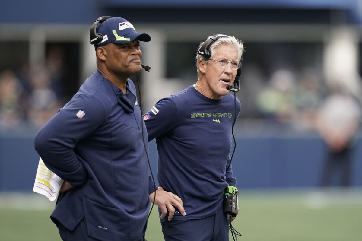 Aaron Curry Evolves From Bust to Coach on Rise in Seattle - Bloomberg