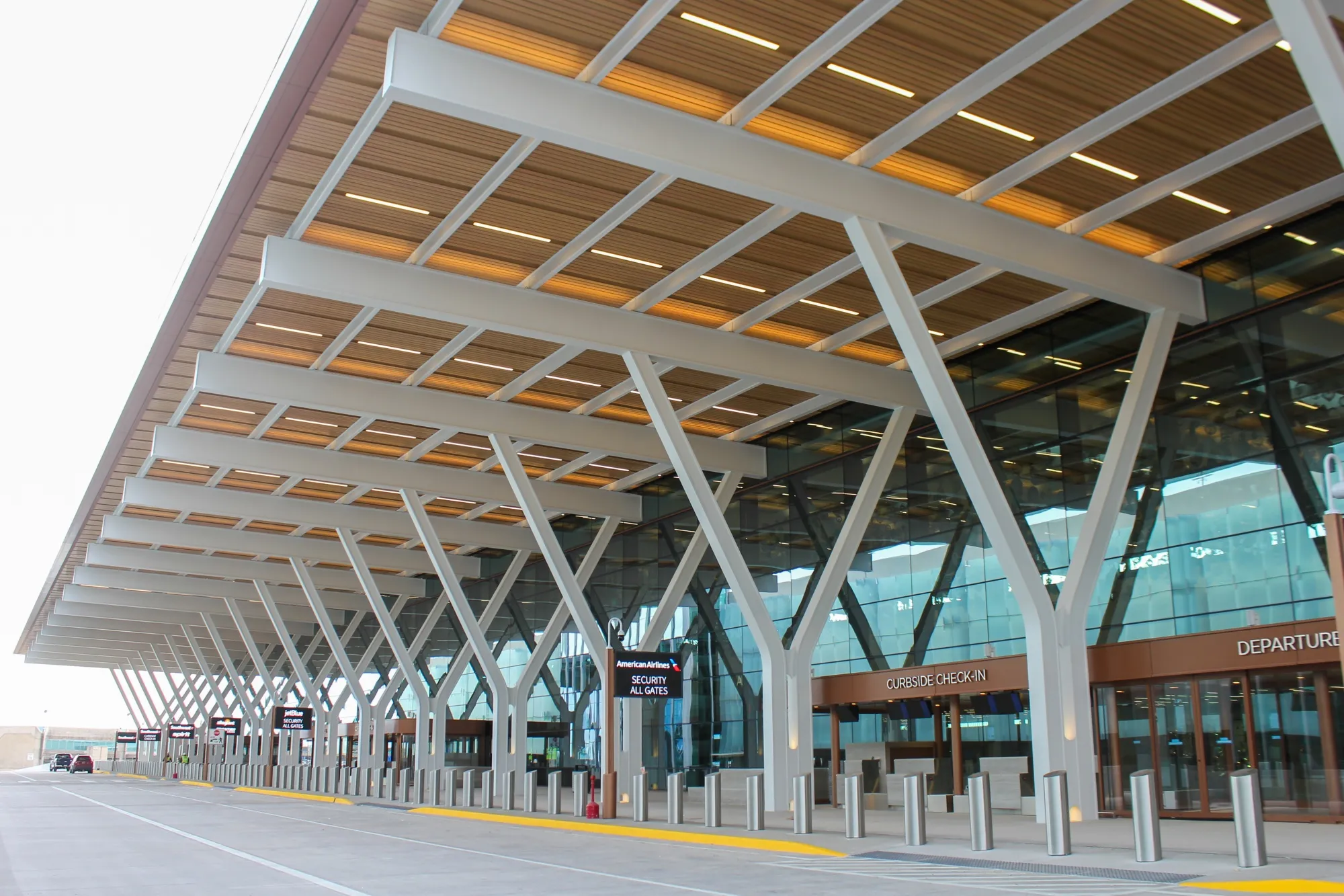 The new outdoor arrivals and departures section at Kansas City International Airport.