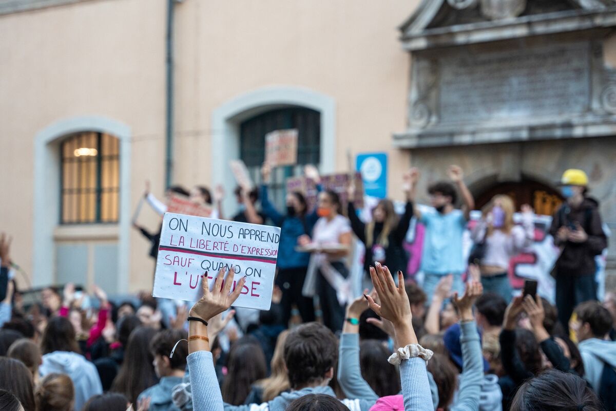 Student Protests Add to France’s Sense of Upheaval Over Budget, Debt