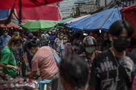 Tourist Rush Bolsters Outlook for Thailand’s Economy and Currency