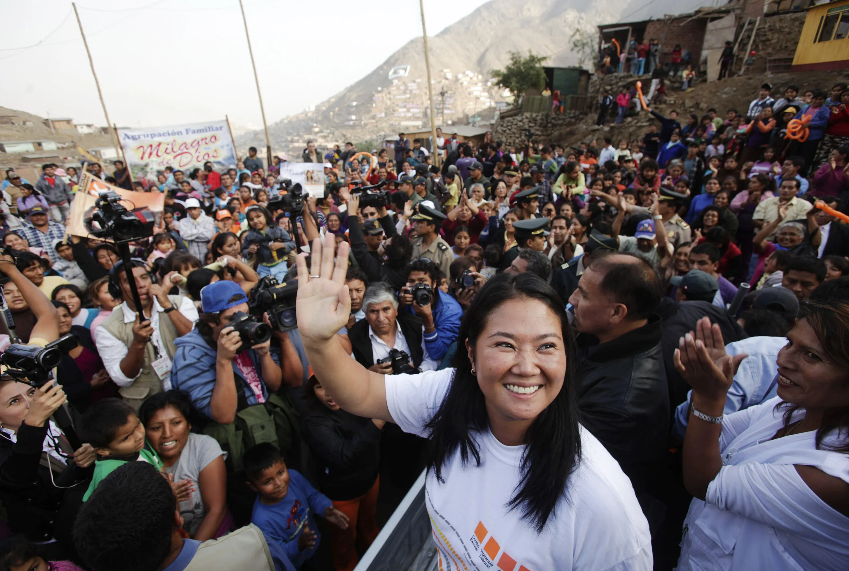 Fujimori saluda a sus seguidores durante una campaña en las afueras de Lima en 2011.