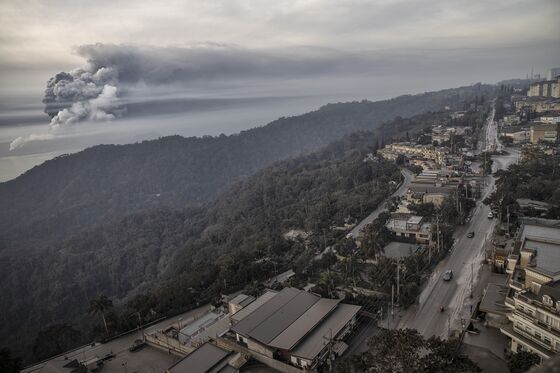 Erupting Philippine Volcano Forces Thousands More to Flee