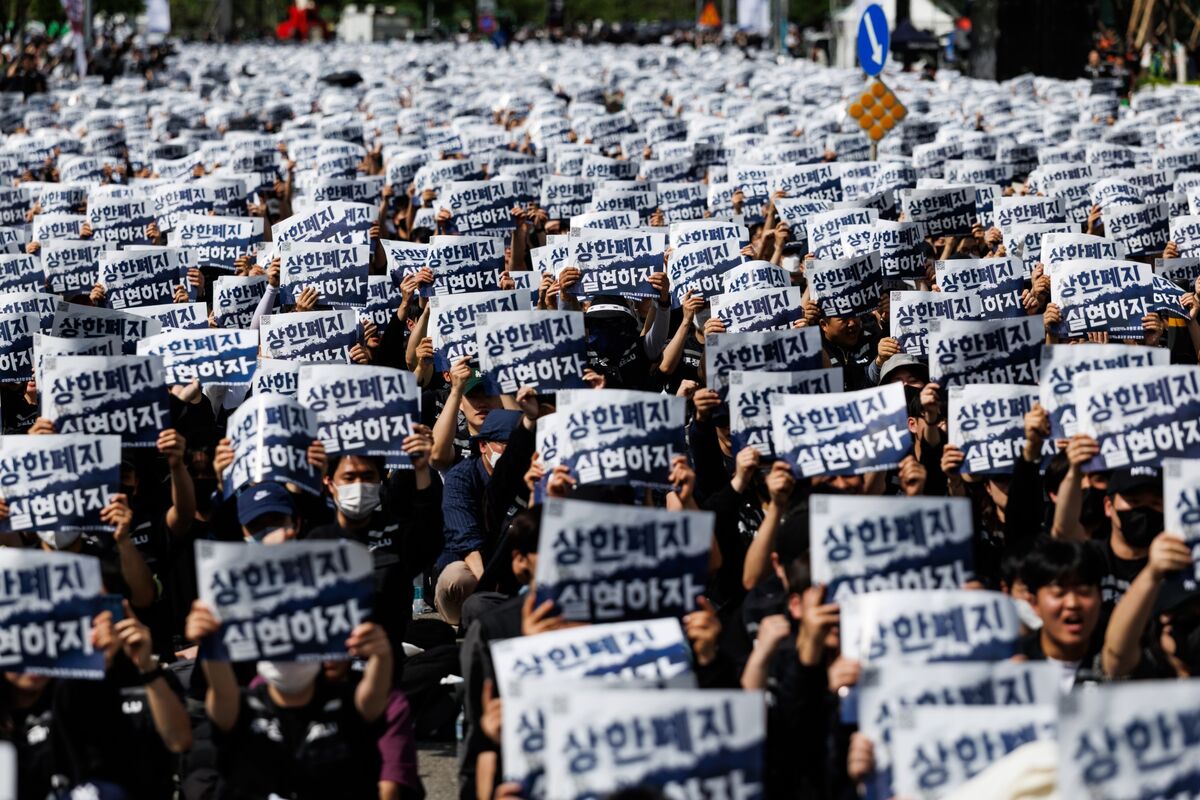 Labor Relations: Samsung and its labor union are set to meet in a final attempt to prevent a strike amid ongoing negotiations.