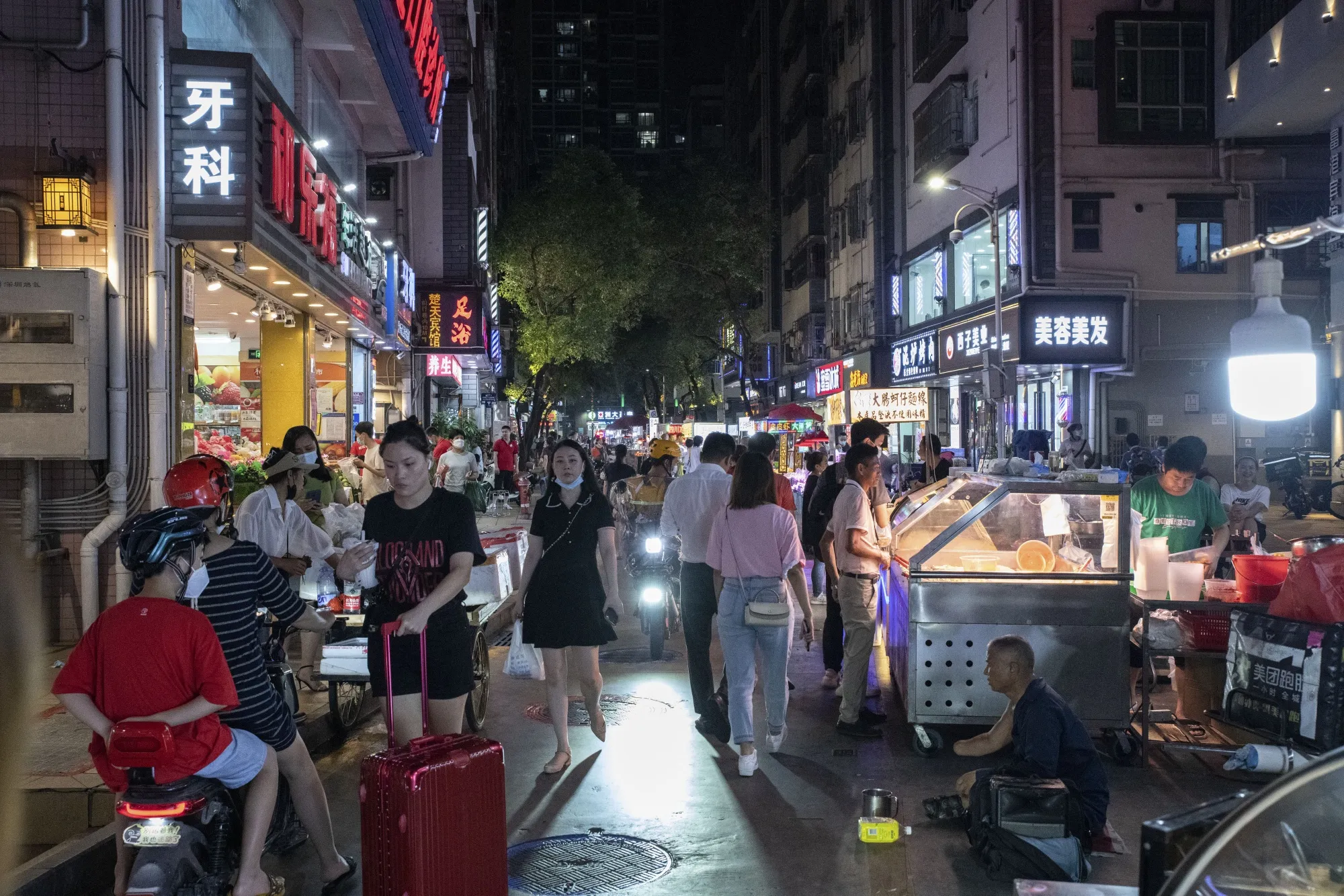 Shoppers at market in Shenzhen earlier in September.&nbsp;