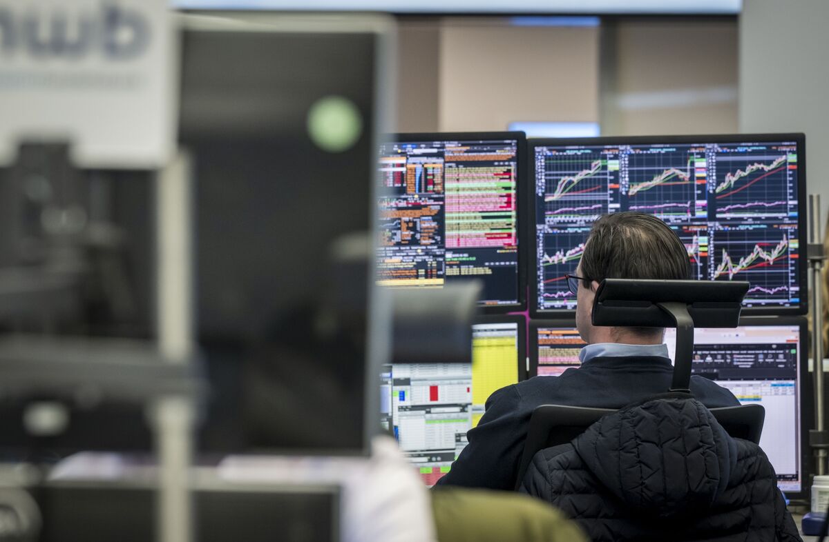 bloomberg.com - Natalia Kniazhevich - Retail Traders Chase Shiny Objects But Refuse to Bet on S&amp;P 500