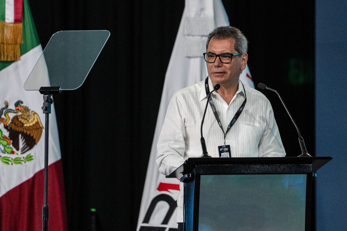 bloomberg.com - Gonzalo Soto - Mexico Finance Chief Downplays Fiscal Effects of Oil Turmoil