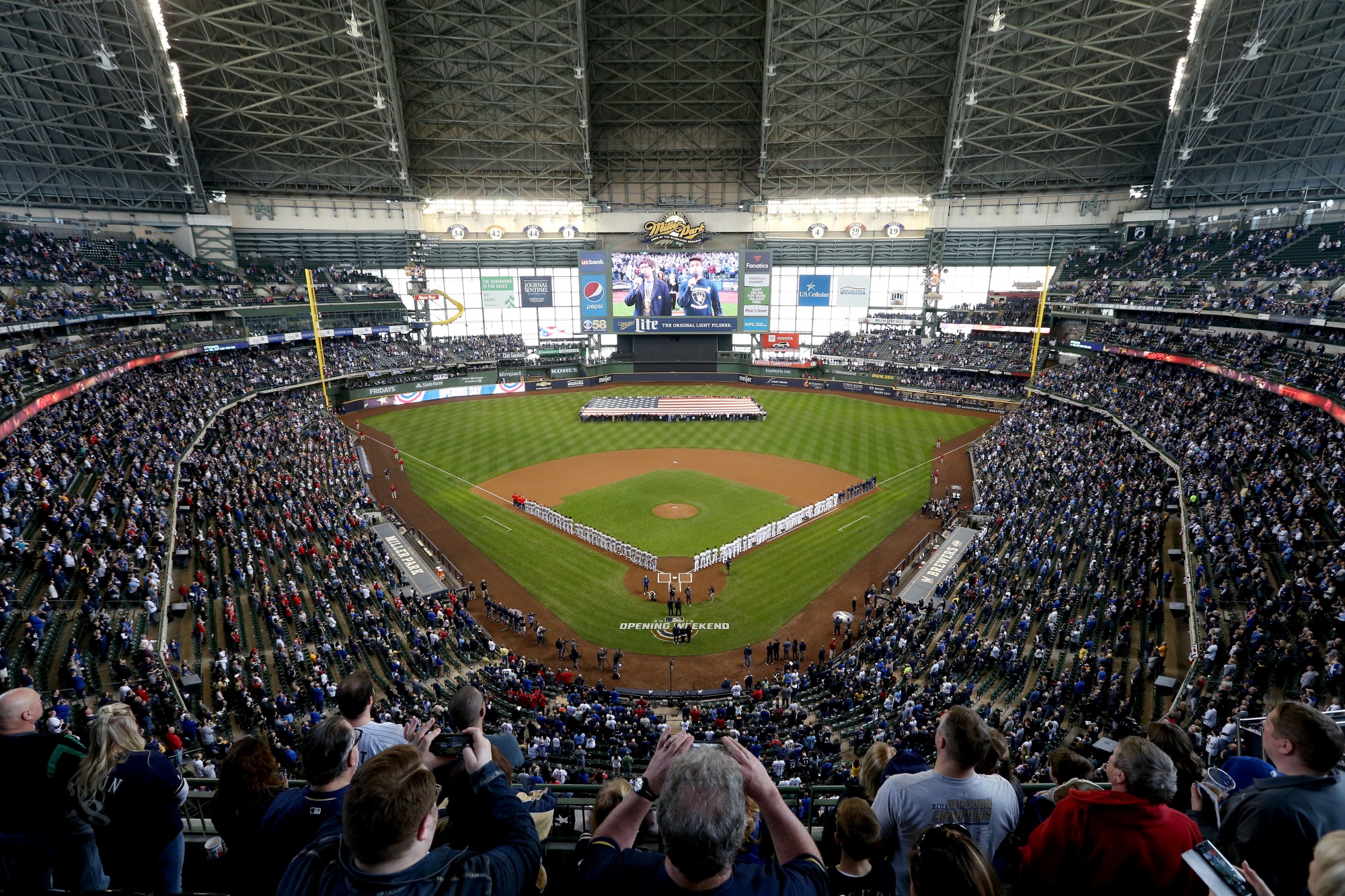 Milwaukee Brewers to look at entertainment district idea, ahead of