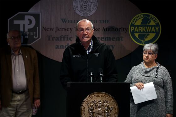 New York Faces ‘Really Tough’ Commute as Snow Drags Into Night