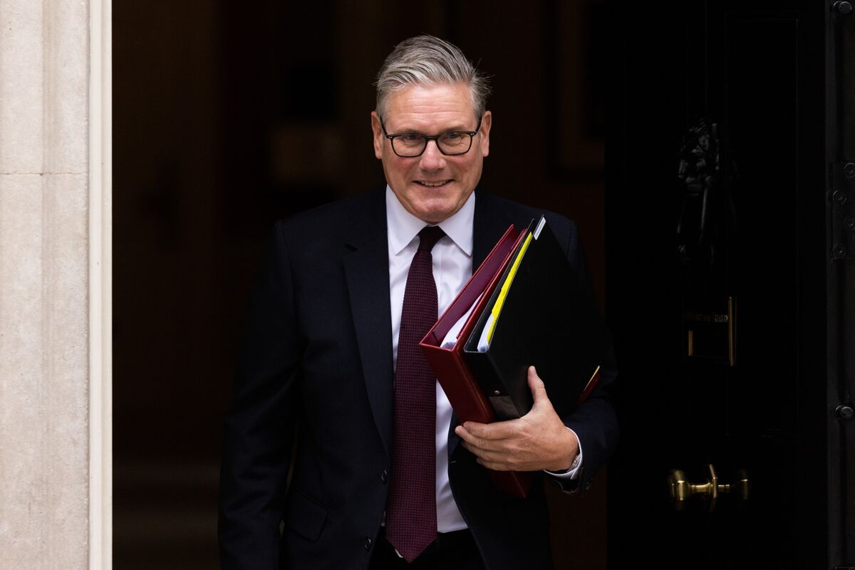 
                            Lack of Successor Keeps Keir Starmer Safe as Labour Mulls His Ouster