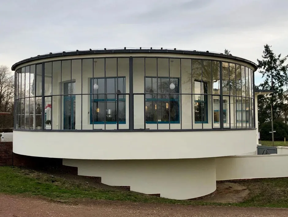 Then-mayor Fritz Hesse agreed that one sixth of all city building contracts would be granted to the school’s members during their stay. It was an accord that left the city not only with an entire quarter (now much altered) of Bauhaus-designed affordable housing, but also such oddities as the unlikely but sparely beautiful Carl Fieger-designed Kornhaus café/restaurant.