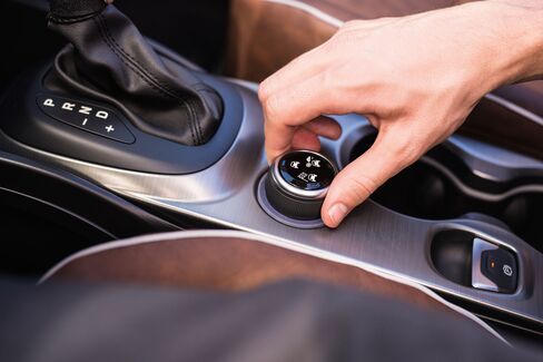 The 2016 Fiat 500X Lounge Dynamic Selector system adjusts the performance of the car to road conditions outside.