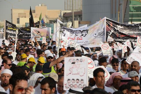 Saudi Shiites attend a funeral Wednesday for the people killed during the attack at the Al-Anoud mosque. Photographer: Glen Carey/Bloomberg