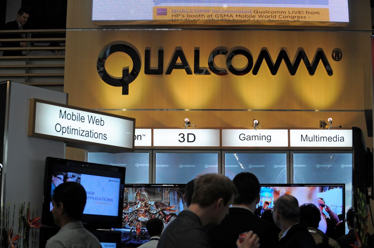 クアルコム株急落、低調な売上高見通しでスマホ需要の低迷示唆 - Bloomberg