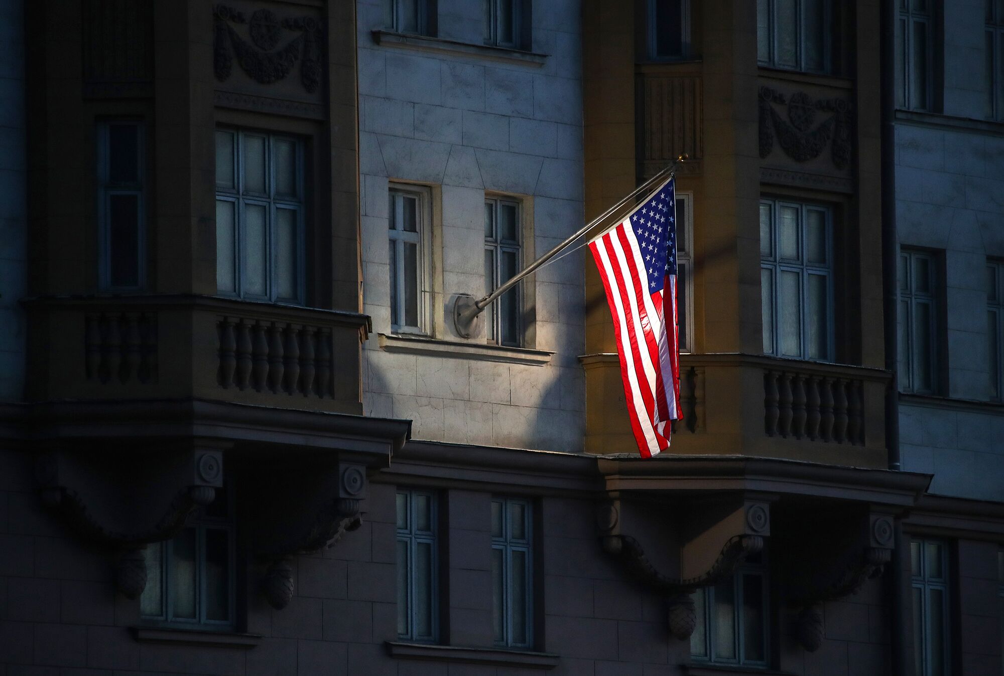 Посольства сша страны. Штат посольства. Посольство США В Москве. Москва в США.