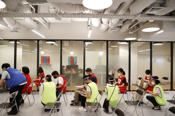 SoftBank, Nomura Tapped to Offer Moderna Shots for Employees