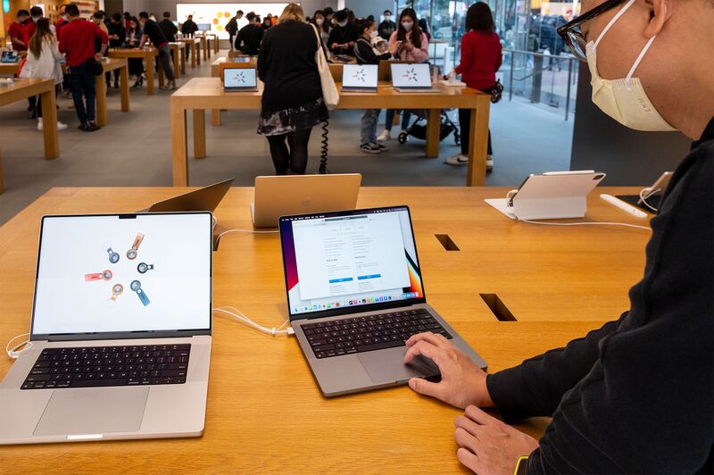 Um funcionário da Apple usa um laptop Macbook Pro com o novo