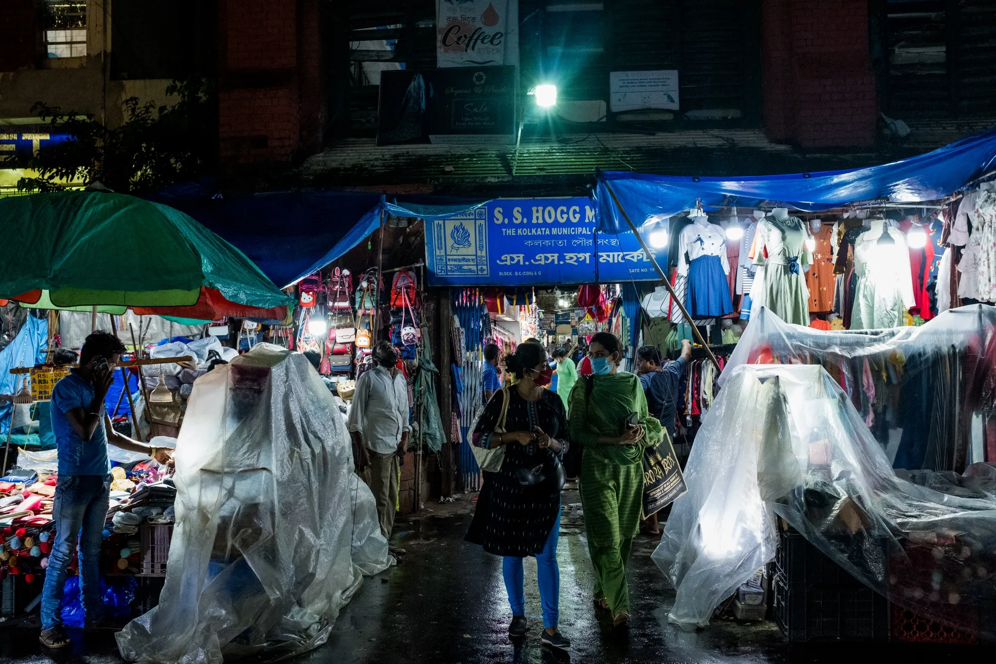 Indian Economy Heads for Double-Digit Plunge as Virus Spikes