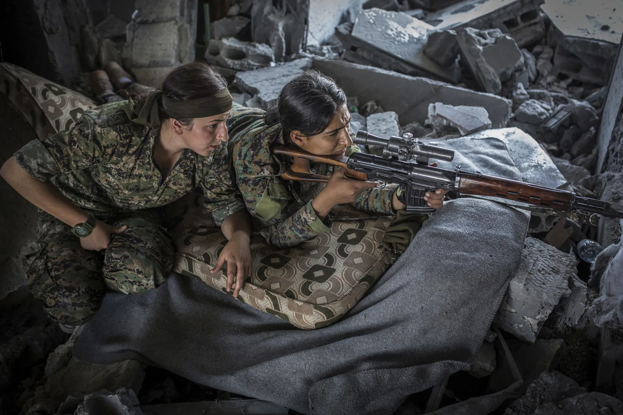 Soldiers of the Women's Protection Units (YPJ) take aim during fighting with the Islamic State in its Syrian stronghold of Raqqa, Aug. 12, 2017.
