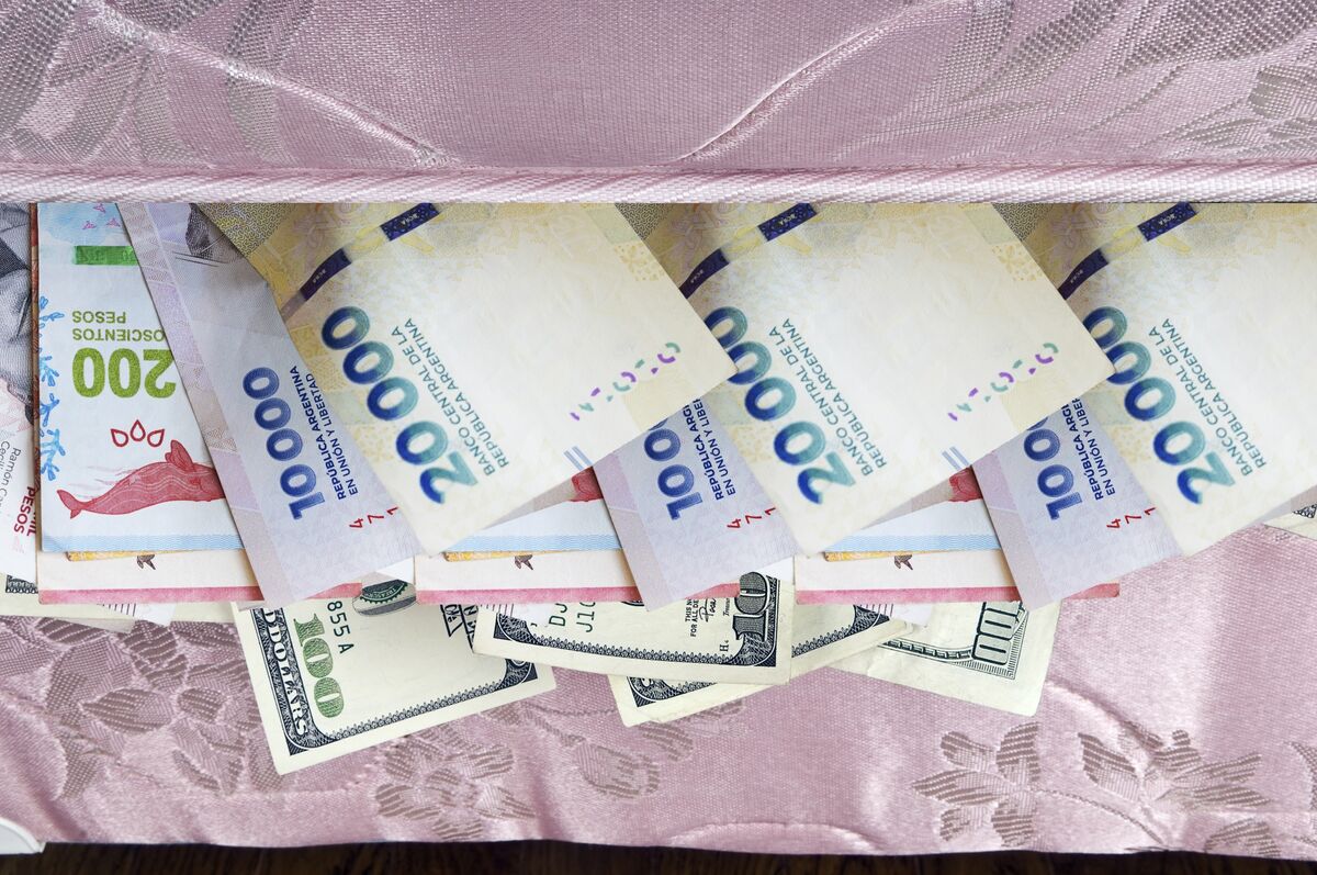 Argentines Keep Cash Under Mattresses Even as Milei Pushes Bank Accounts