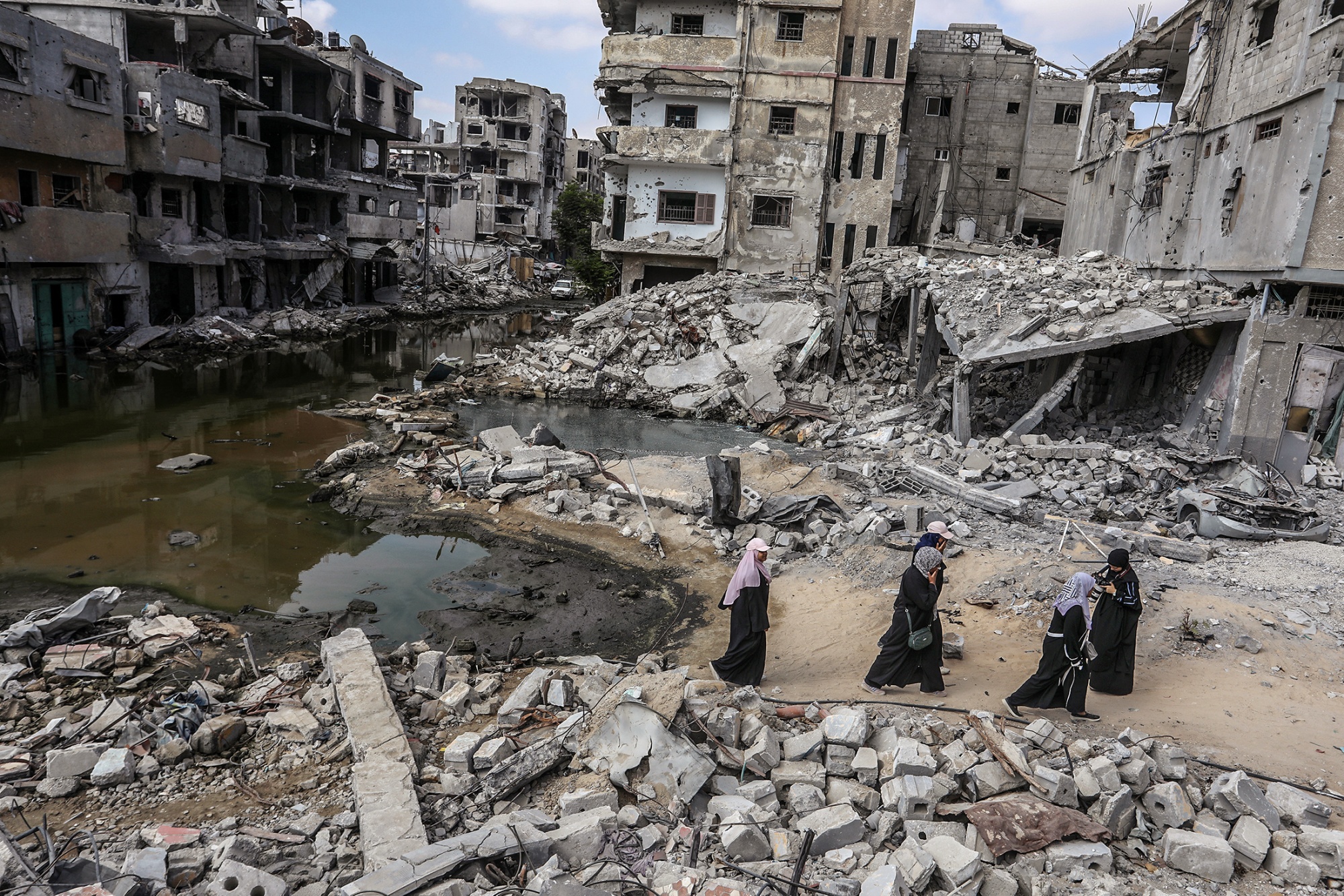 Macerie e pozze di acque reflue stagnanti a Khan Younis nel mese di luglio. Fotografo: Abed Rahim Khatib/Anadolu/Getty Images