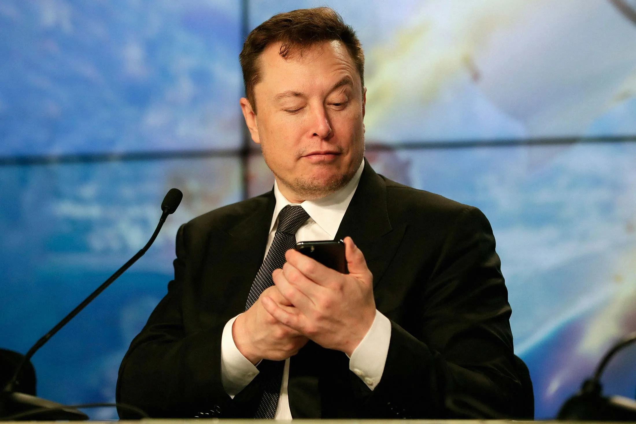 Musk jokingly&nbsp;pretends to&nbsp;search&nbsp;for an answer to a reporter’s&nbsp;question&nbsp;during a news conference in 2020.