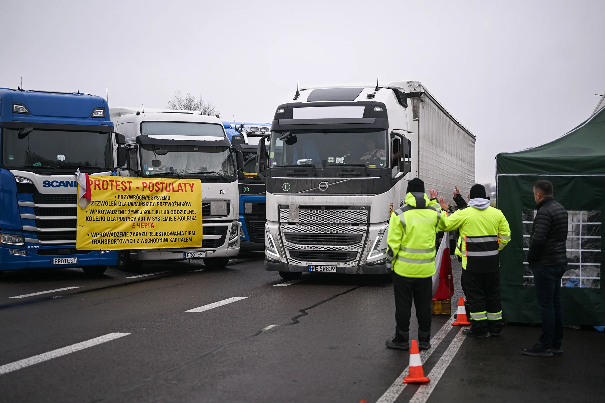 Ukraine Says Poland Doing Nothing as Trucks Pile Up at Border - Bloomberg