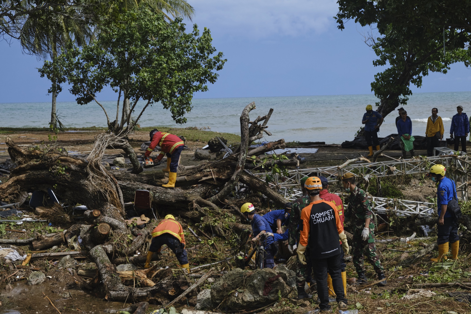 Aftermath of the Indonesian Tsunami, In Pictures - Bloomberg