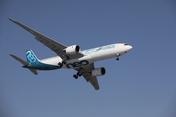 Airbus Jumps Ahead in Paris While Boeing Flounders