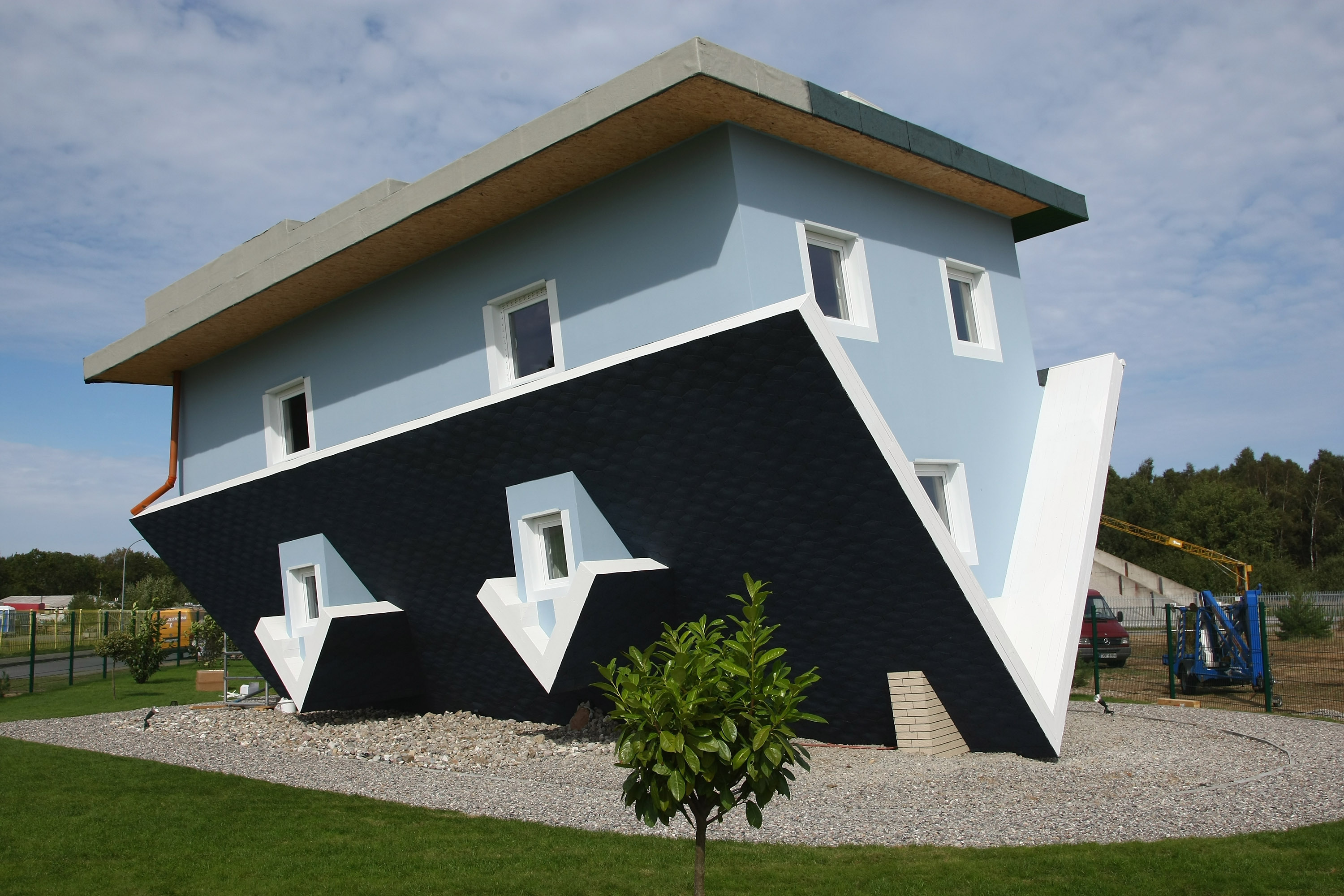 These are houses. Дом вверх дном, Трассенхайде, Германия. Перевернутый дом в Германии. Дом вверх тормашками. Архитектура перевернутый дом.