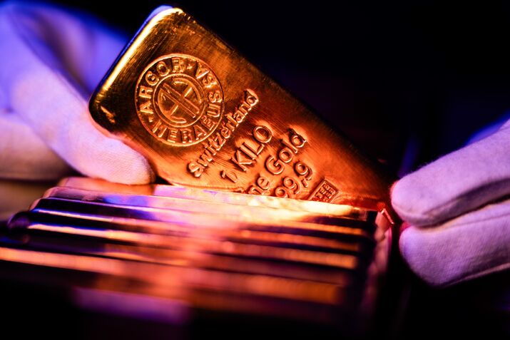 Gold Rises to Record as Weaker Dollar Extends Scorching Rally