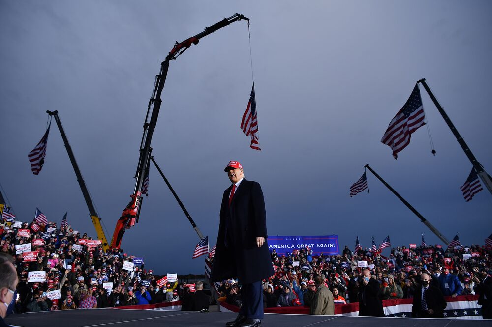 Whitmer Rebukes Trump After Lock Her Up Chants At Rally Bloomberg